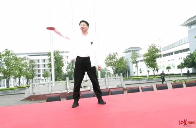 火爆全网！教育局长跳霹雳舞为学生解压 引得台下学生一片沸腾