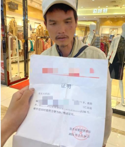 只是因为在人群中多看你一眼!女孩逛街因多看一眼竟认出走失10年的亲人