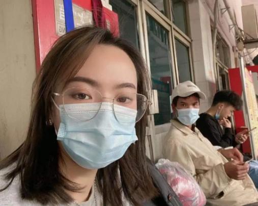 只是因为在人群中多看你一眼!女孩逛街因多看一眼竟认出走失10年的亲人