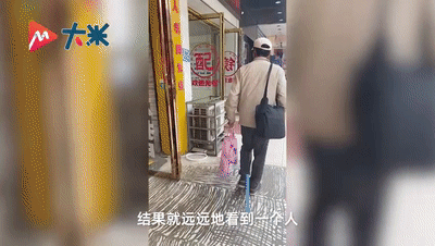 竟然会有这样的巧合,女孩逛街因多看一眼竟认出走失10年的亲人