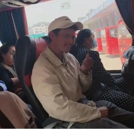 竟然会有这样的巧合,女孩逛街因多看一眼竟认出走失10年的亲人