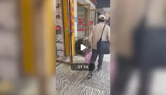 竟然会有这样的巧合,女孩逛街因多看一眼竟认出走失10年的亲人