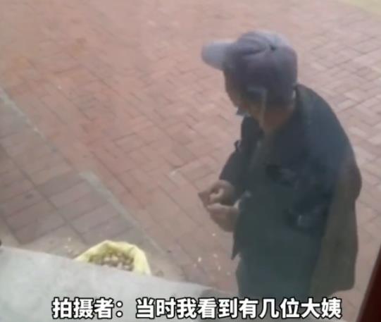 顾客试吃核桃后没买离开，大爷从地上捡起剥开，随后一幕令人心酸