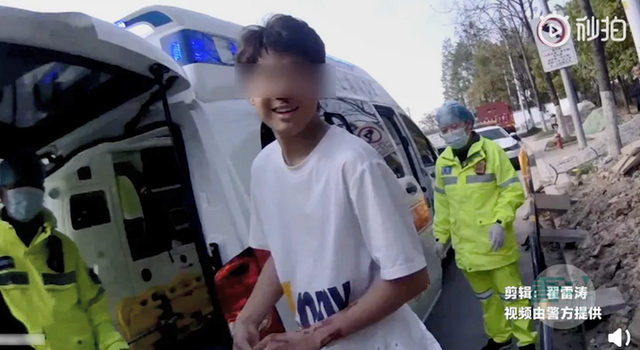 小伙陷泥坑报警狂笑逗乐接警员,发生了什么?
