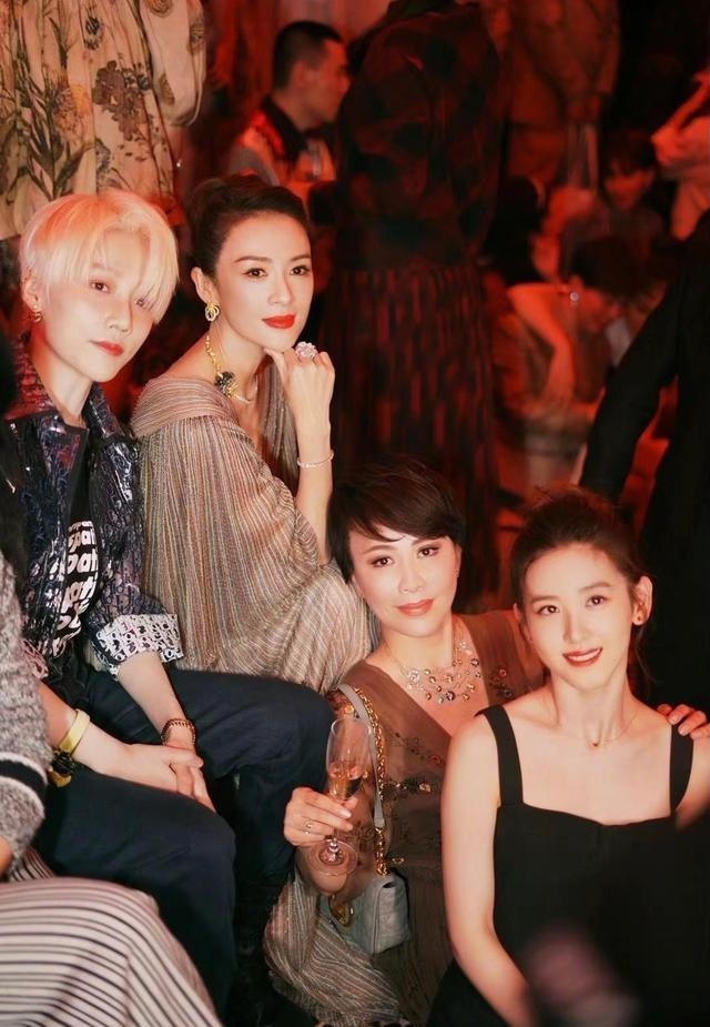 气质、优雅、酷飒、白富美!章子怡刘嘉玲章泽天刘雨昕同框太绝了