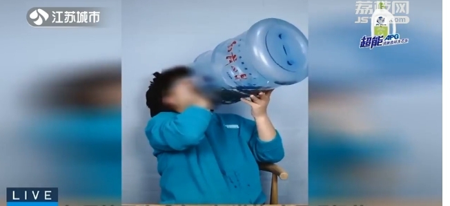 “吃播”之后又有“喝播”!白酒对瓶吹、17升奶茶一口闷……