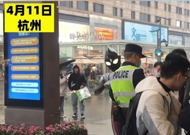 奥特曼?那也得有身份证!杭州闹市一男子扮奥特曼引围观,安保人员:请出示身份证