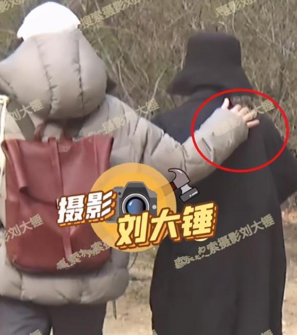 郭采洁新恋情疑似曝光，与音乐人伊德尔搂腰搭肩，牵手回家好甜蜜