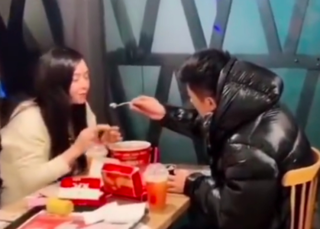 又上热搜!辛巴直播拉着老婆连踢5脚,女方曾被当众扇脸