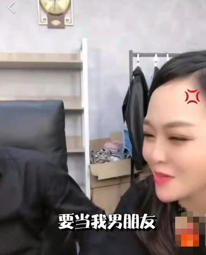 又上热搜!辛巴直播拉着老婆连踢5脚,女方曾被当众扇脸