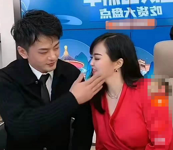 又上热搜!辛巴直播拉着老婆连踢5脚,女方曾被当众扇脸