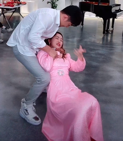 又上热搜!辛巴直播拉着老婆连踢5脚,女方曾被当众扇脸