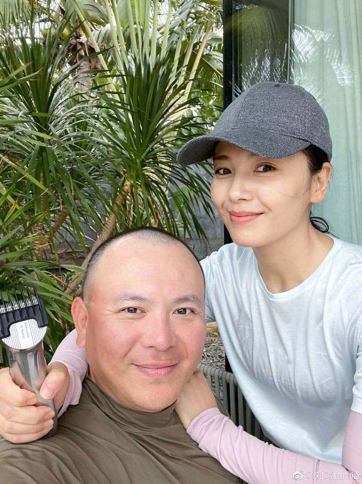 颜值抗打!刘涛直播“暴力式”卸妆 素颜美貌经得住考验