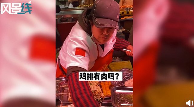 感动！因疫情一年未回家，儿子假装路人去妈妈摊位买鸡排