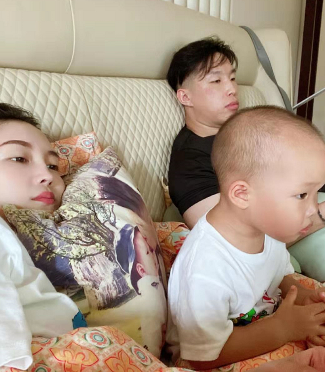 大方晒儿子正脸照!德云社演员烧饼二胎得子,小名曝光太萌了