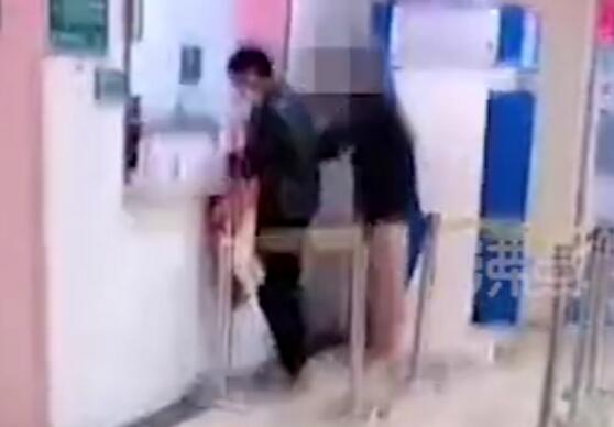 【急诊室心酸一幕】爸爸凌晨光腿光脚抱女儿看急诊 