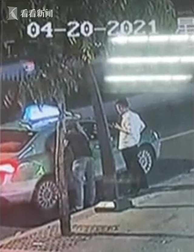 乘客醉酒抵2万金项链 司机当假的扔了:烧了变黑
