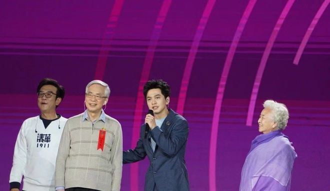 李健清华校庆献唱 水木年华添新员双方同台不同框
