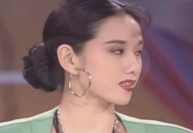 港风美女!杨丽萍20年前超惊艳 头身比完美 四肢纤细修长