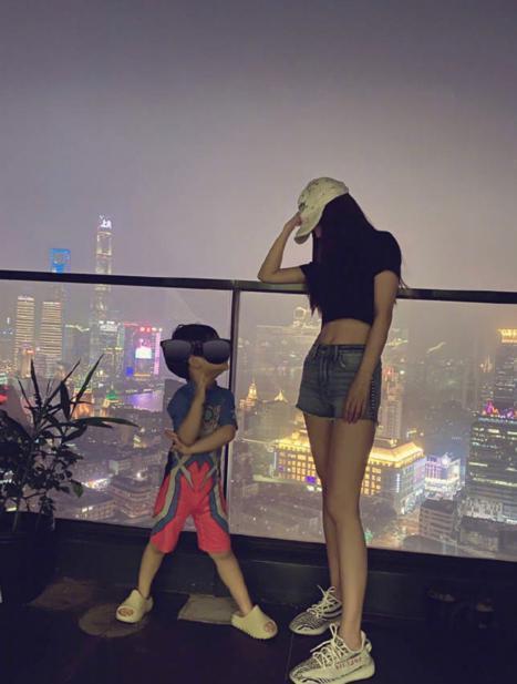 秀恩爱!黄晓明baby穿情侣装 印“我爱你”力破离婚传闻