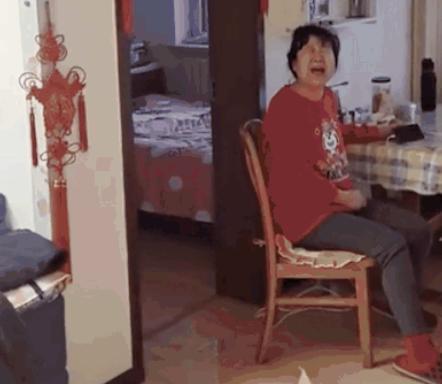 泪奔!父母从来报喜不报忧 儿子突然回家发现父母都病了