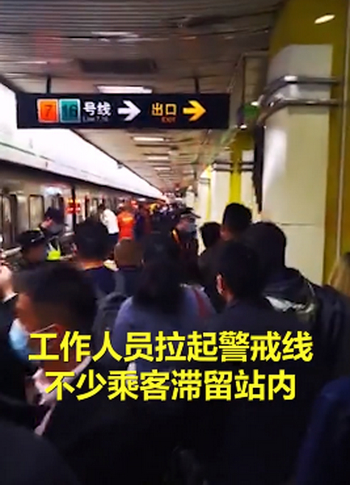 悲剧！一男子翻上海二号线地铁站台进入线路，涉事男子已身亡