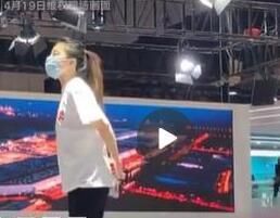 伟巴斯特帮维权女车主办证入展？特斯拉维权女车主回应通行证来源