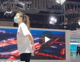 特斯拉维权女车主回应通行证来源:由车展工作人员带领进入会场