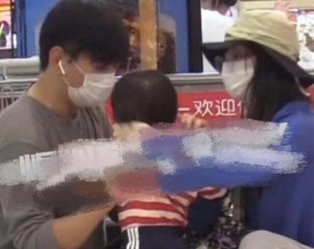 吴奇隆刘诗诗一家三口逛超市，这画面太有爱了！