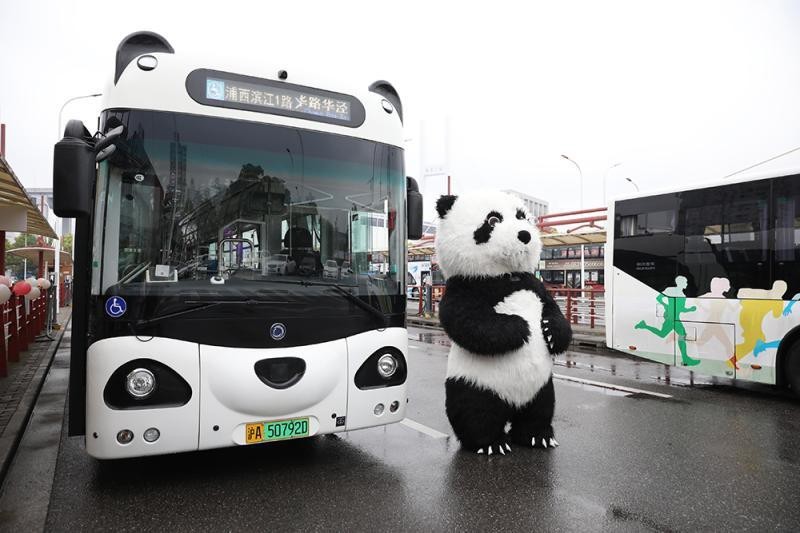 一道美丽的风景线!上海熊猫公交车上路