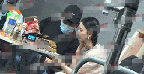 韩东君陈瑶疑似恋情曝光，两人窝在沙发里吃零食刷手机被拍