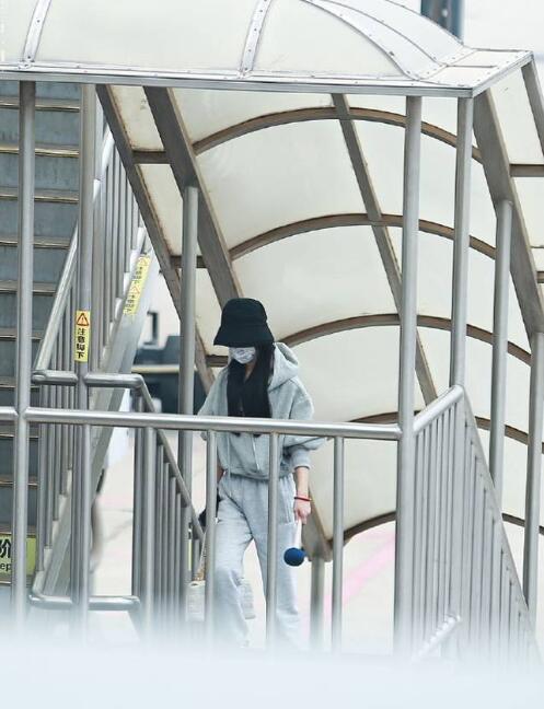 赵丽颖冯绍峰一同现身分家，拎万元包拿养生锤罕见做美甲