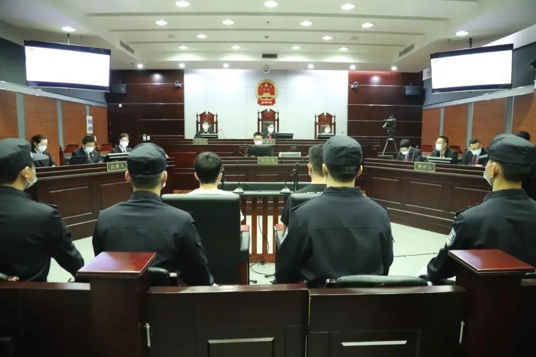“取快递女子被造谣出轨案”一审宣判!两被告人犯诽谤罪获刑一年