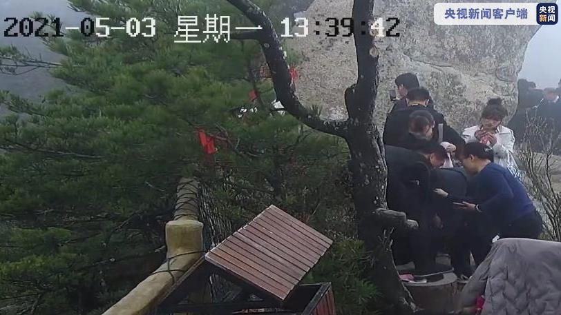 怒赞!医生景区救人获终身免门票:有良知的人都会伸援助之手