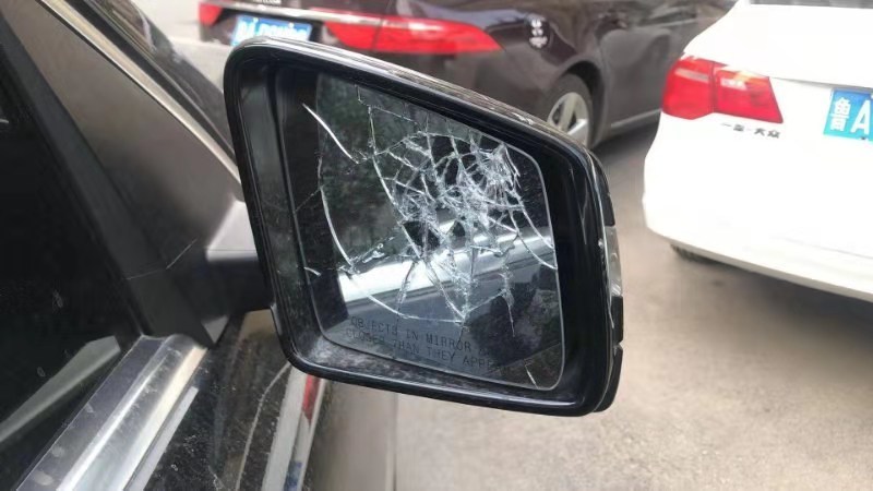 为发泄不满,外卖员深夜酒后头套塑料袋连砸多车 涉案价值十万余元