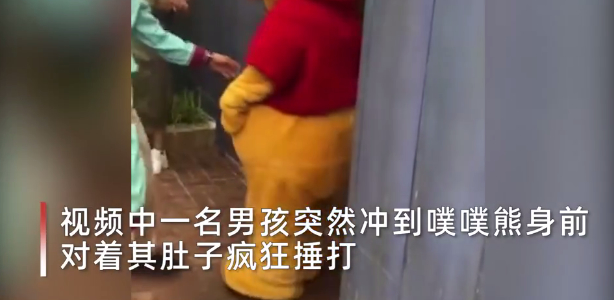上海迪士尼噗噗熊被打，现场到底发生了什么？