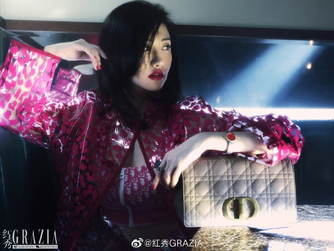 景甜最新时尚大片曝光 披散秀发上演红唇杀