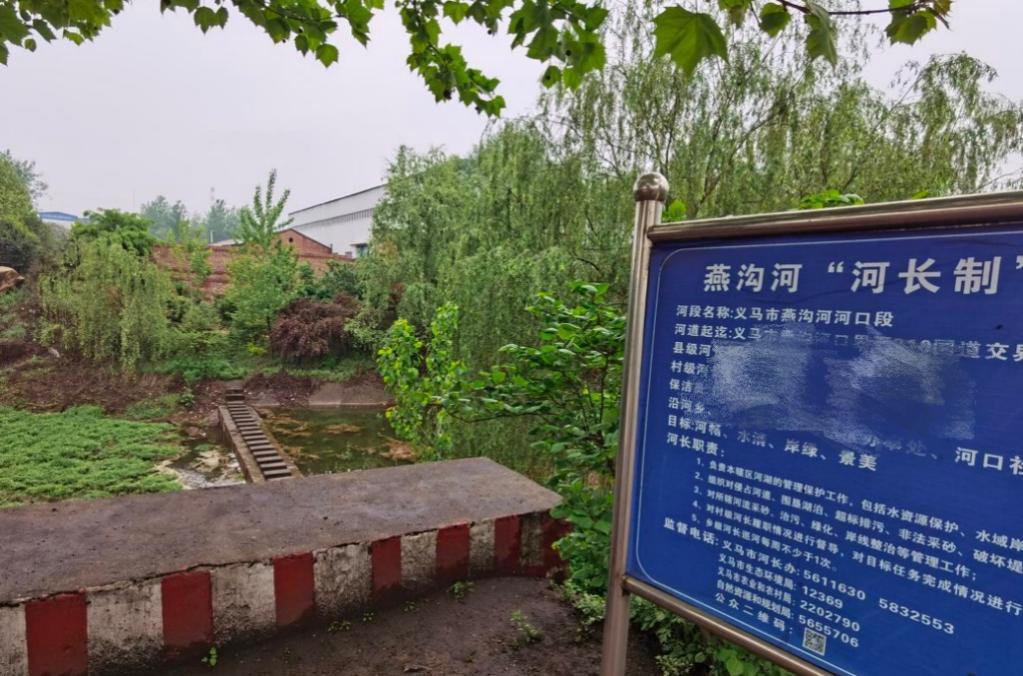“优秀示范村”的尴尬:优秀示范村农民自建厕所不敢用