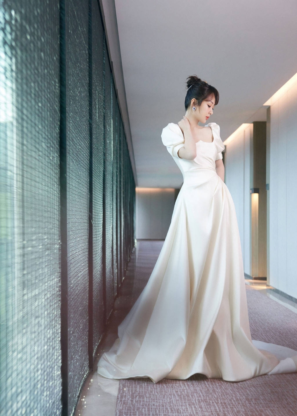 杨紫穿白裙置身红叶中 低头浅笑温婉可人