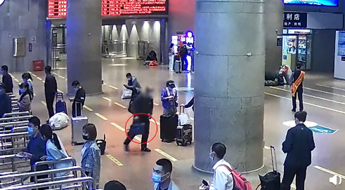 一男子北京西站偷行李，只偷到两包榨菜，警方：拘留14天！