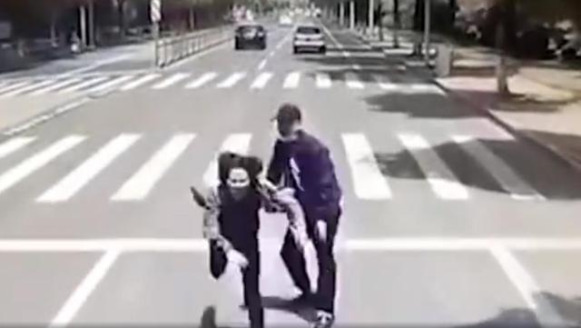 警方通报男子将女友推向公交车 网友:这是谋杀未遂