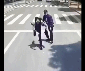 警方通报男子将女友推向公交车 网友：这是谋杀未遂