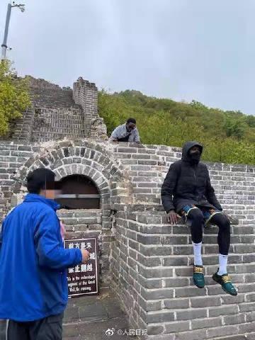 两名外籍游客翻越长城被景区列入黑名单