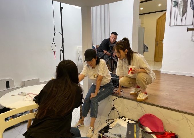 上海美女主持杨乐晒工作照 和赵若虹互怼塑料情