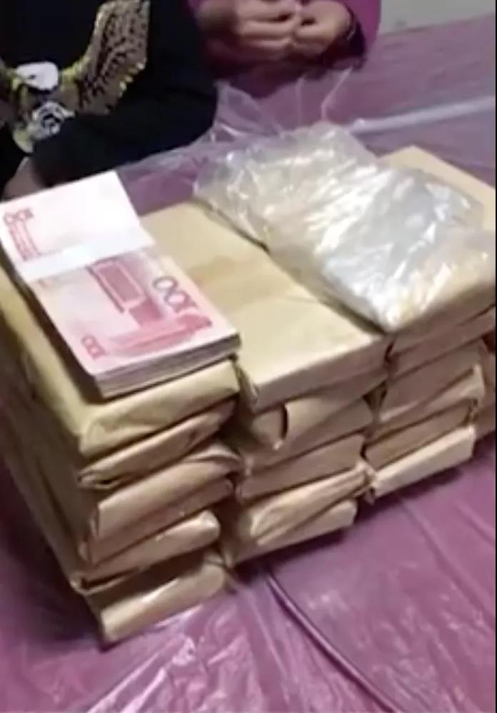 全网点赞!姐弟遛狗捡到51万元交给警察