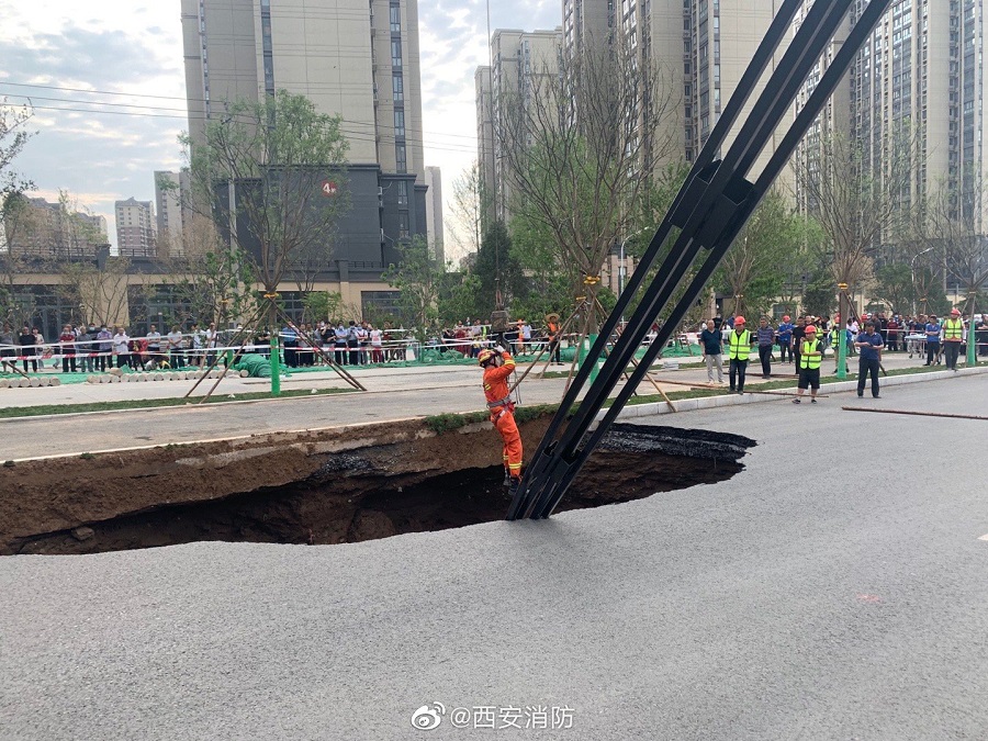 西安雁翔路塌陷 一女子坠坑身亡 救援现场画面曝光