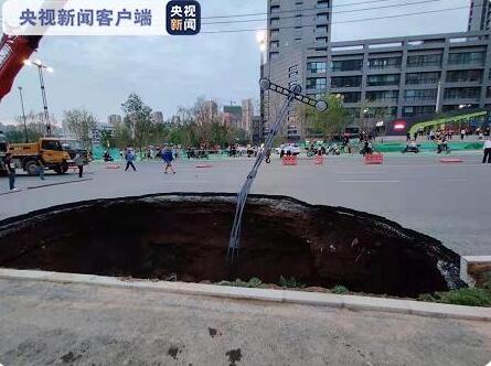 悲剧！西安雁翔路塌陷 一女子坠坑身亡 道路为何塌陷？