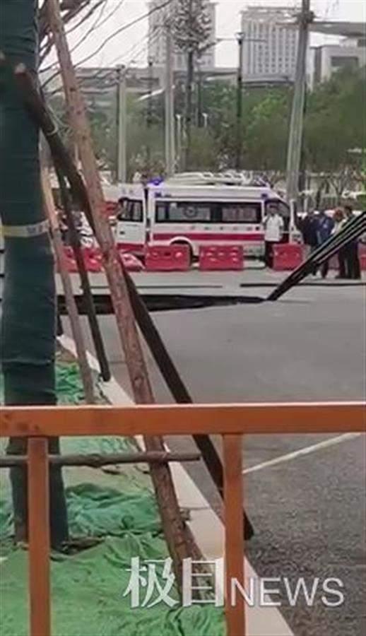 西安雁翔路塌陷 一女子坠坑身亡 路面为何突然塌陷?