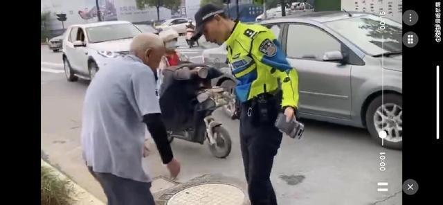 【官方通报】民警用辣椒水喷老人?现场发生了什么?