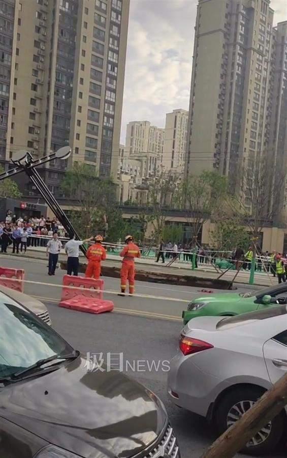 西安雁翔路塌陷 一女子坠坑身亡 路面为何突然塌陷?